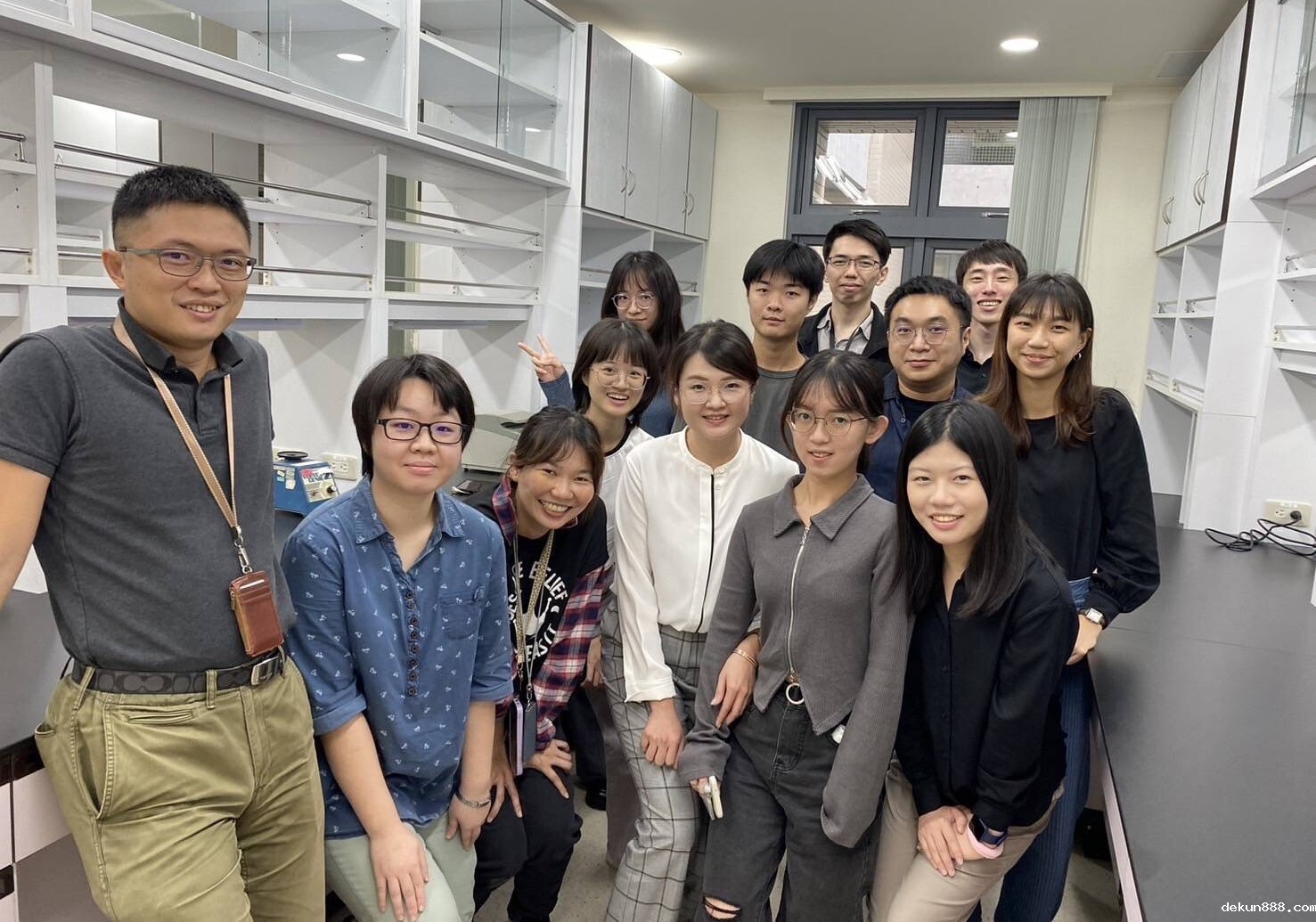 新利18软件官网醫學檢驗生物技術學系陳百昇老師團隊,發現缺氧誘發因子在非轉錄層面上動態調控微型核糖核酸成熟化的新機制,成果受國際矚目,圖為團隊成員左一陳百昇老師、前排右三博士後研究員李婕寧
