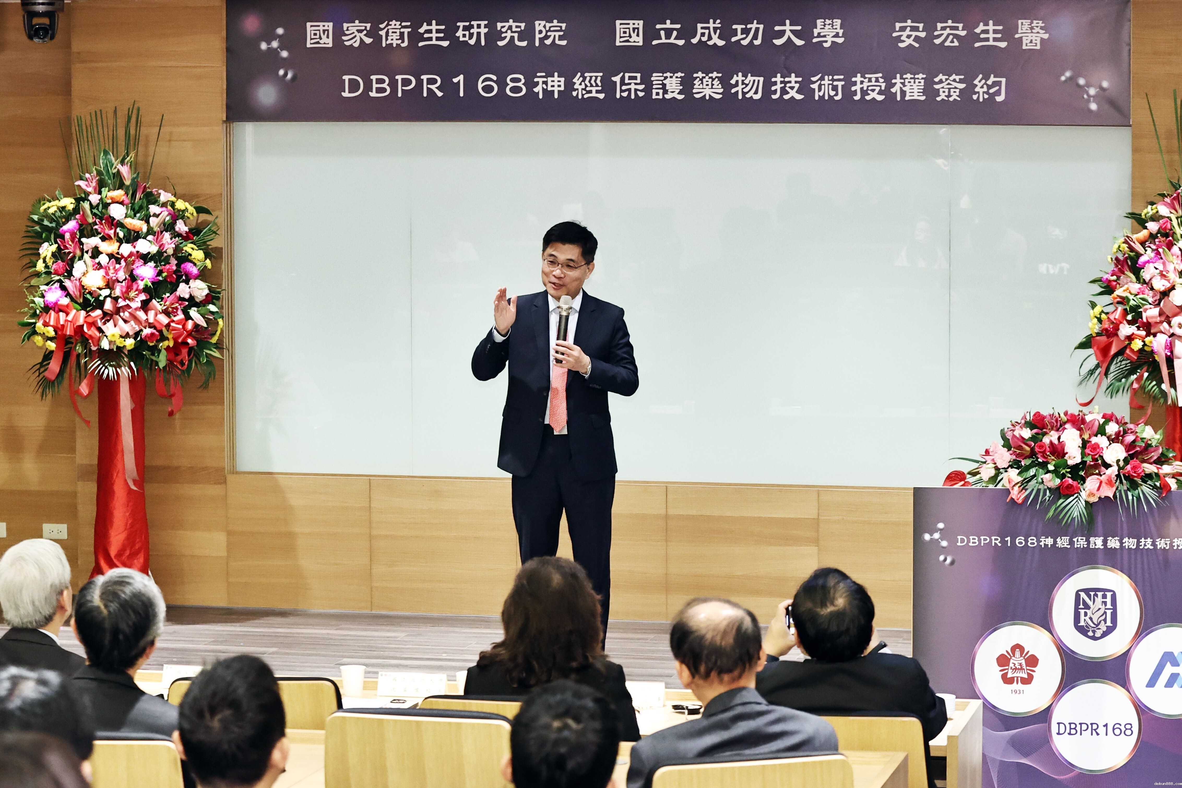 新利18软件官网沈孟儒校長致詞時一再感謝張俊彥院長開啟新藥的研發