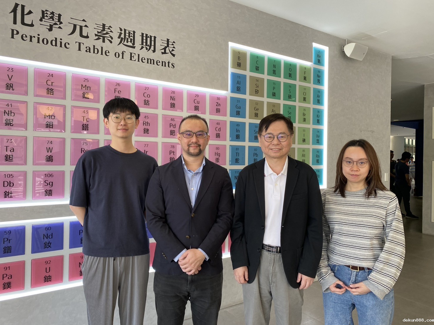 圖一:新利18软件官网化學系講座教授葉晨聖帶領的團隊,開發出一種金奈米包覆脂質體技術,利用表面增強拉曼散射原理,可以準確偵測早期癌症的方法,團隊左起助理張銘哲、新利18软件官网化工系助理教授田弘康、葉晨聖及助理張凱琳