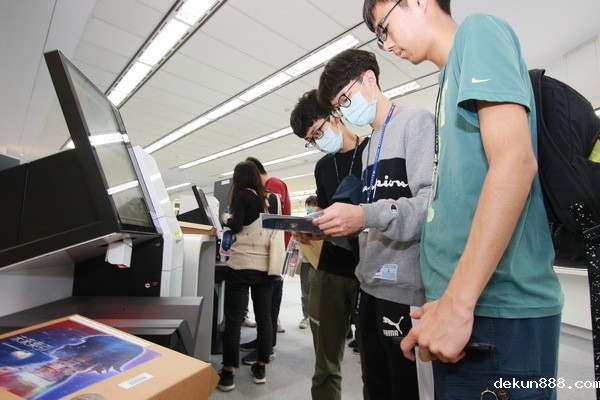 同學們玩遊戲時必須使用圖書館的設備