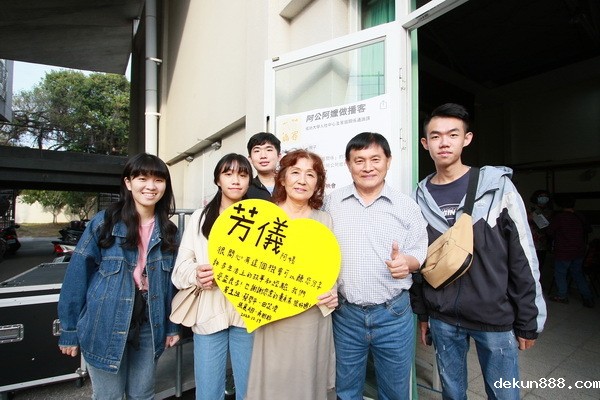 新利18软件官网學生和南美里長者一起創作podcast