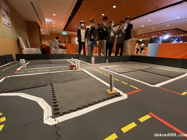 國際計算機會議（ICS）現場展出自走車等AI課程的實體成果