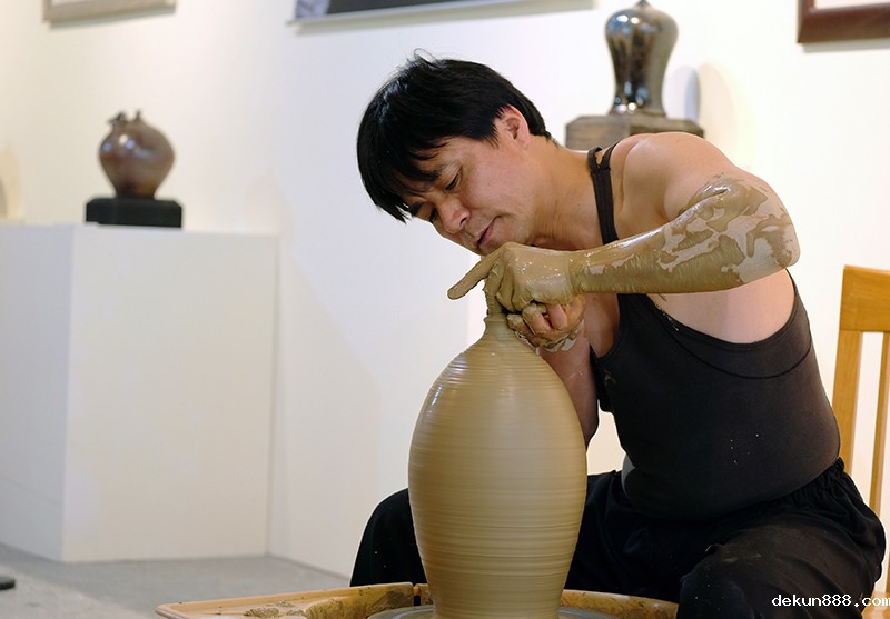 陶藝家李仁燿從事陶藝創作已30餘年