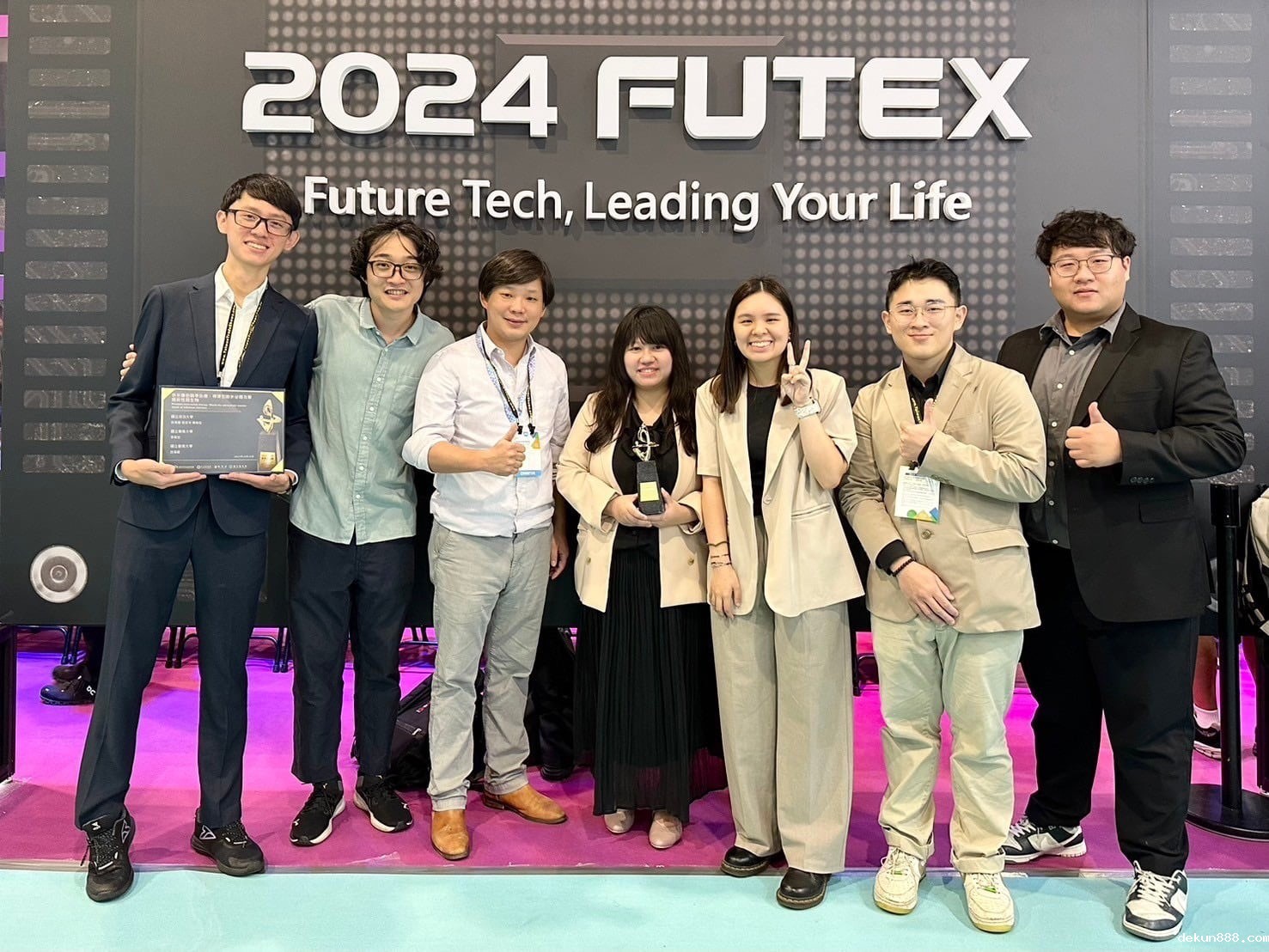 圖四:新利18官网與嘉義大學合作團隊深耕微生物外泌體之功能研究,成果獲 2024 年國科會未來科技獎,圖右四為新利18软件官网食安所副教授徐瑋萱,左三為嘉大園藝系助理教授李保宏,與實驗室學生合影。