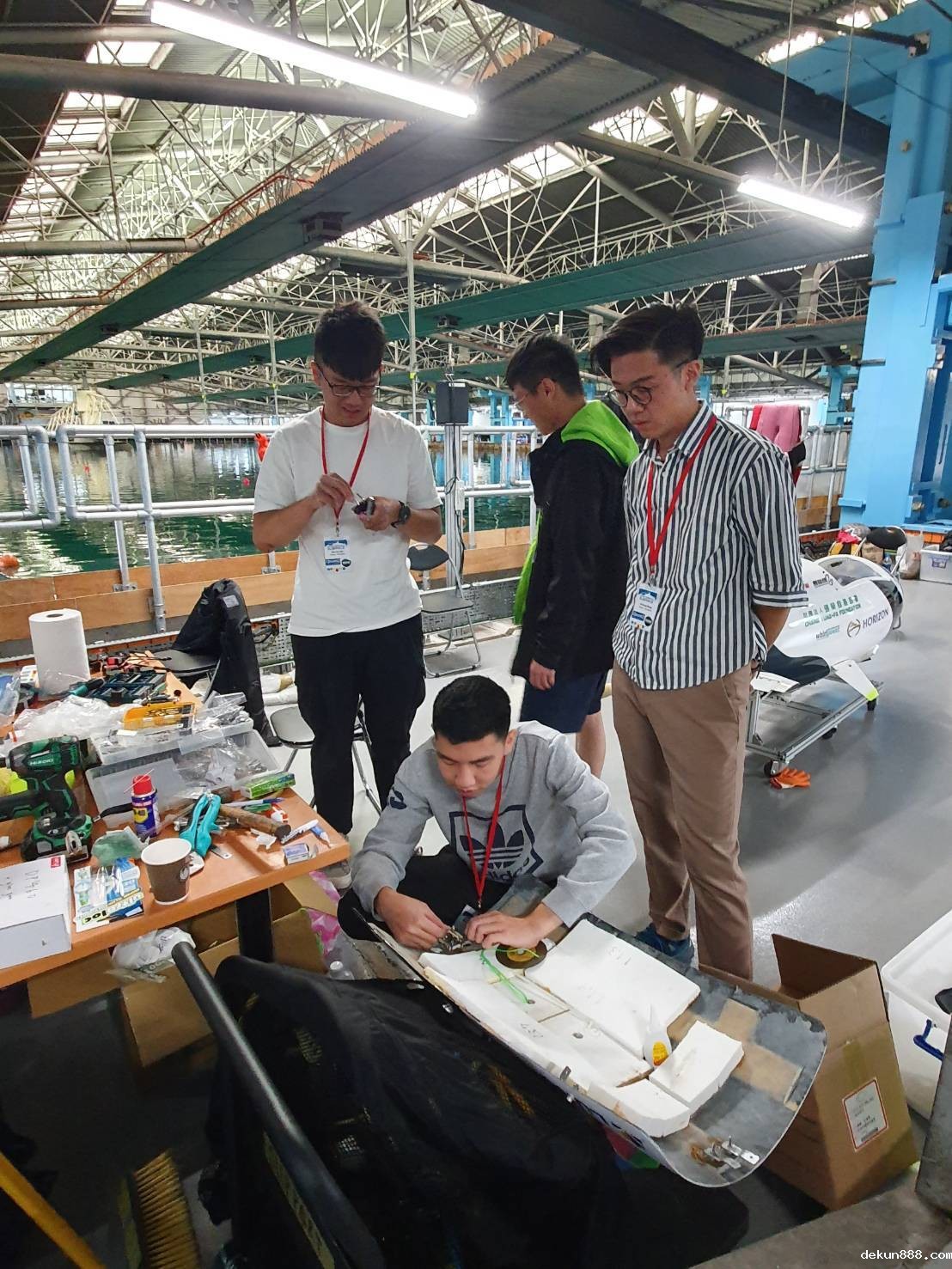 隊員們努力克服虱目魚號的平衡問題，順利通過水中測試。