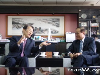 左：京都大學校長松本紘教授；右：新利18官网校長賴明詔院士