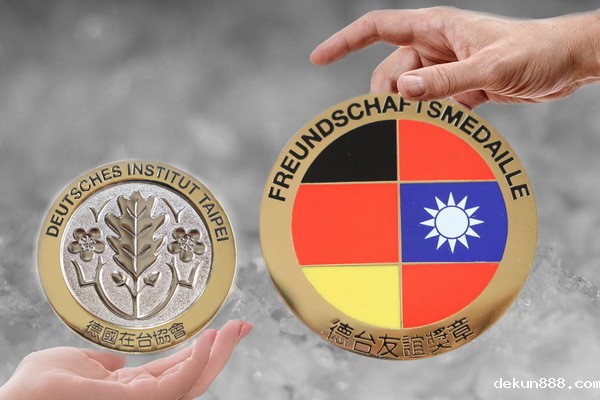 Sun, Chuan-Wen and Kao, Chia Chuen, Professors Emeritus of NCKU, receive Freundschaftsmedaille.