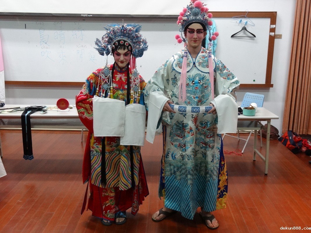 American students dress up as the characters in Chinese operaImage
