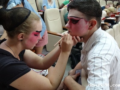 American students dress up as the characters in Chinese operaImage
