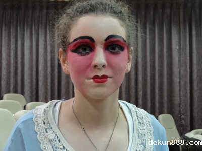 American students dress up as the characters in Chinese operaImage