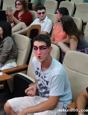 American students dress up as the characters in Chinese operaImage