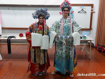 American students dress up as the characters in Chinese operaImage