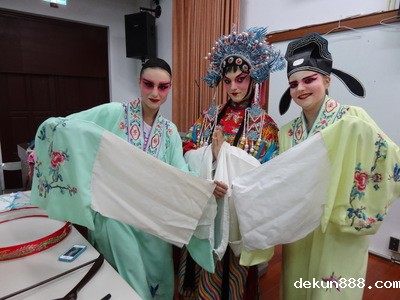 American students dress up as the characters in Chinese operaImage