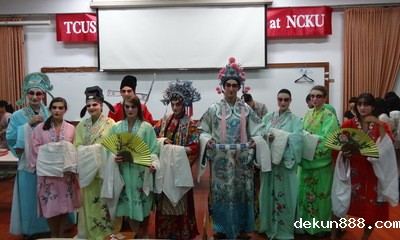 American students dress up as the characters in Chinese operaImage