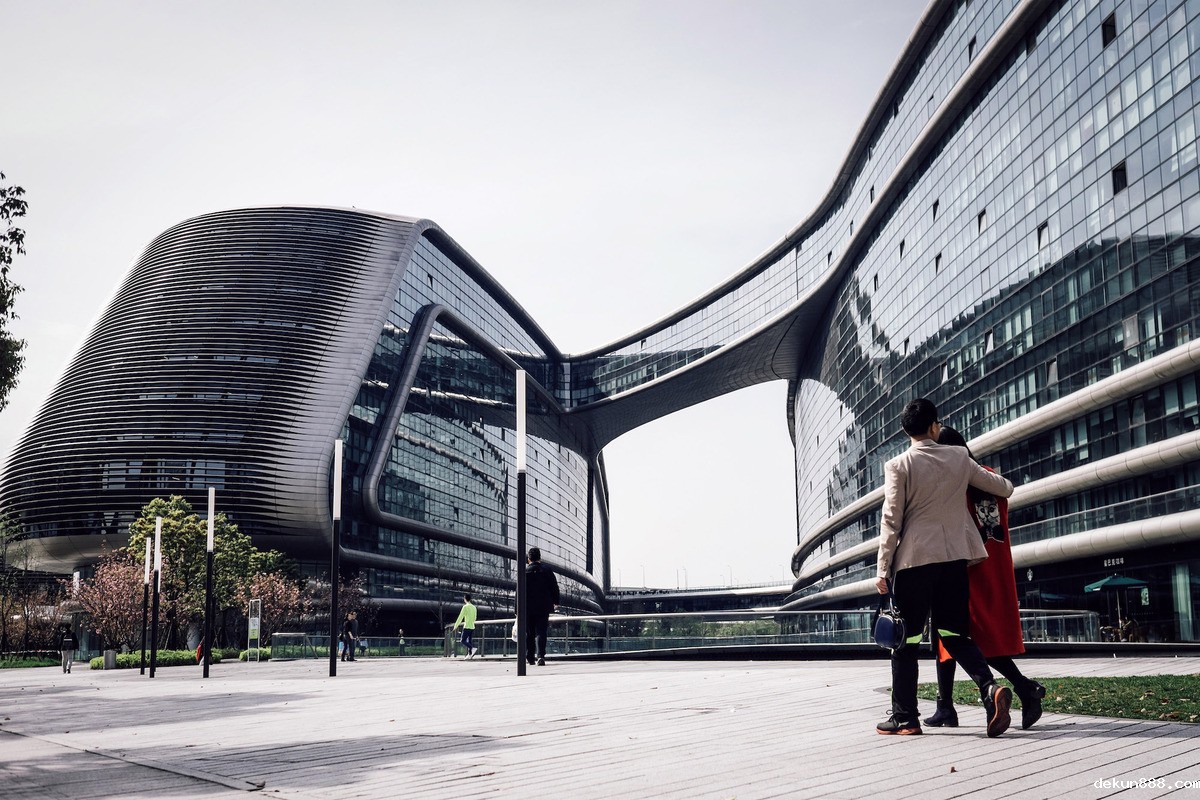 Intelligent Building Design to Reduce Carbon Emissions