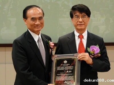 Academician Paul Chu and Prof. Ying-Tai Lung Honored with K.T. Li Chair Professor Award by NCKUImage