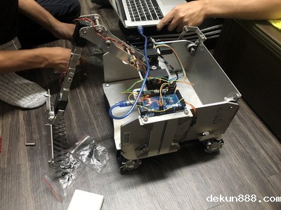 學生齊聚宿舍自製機器人圖片