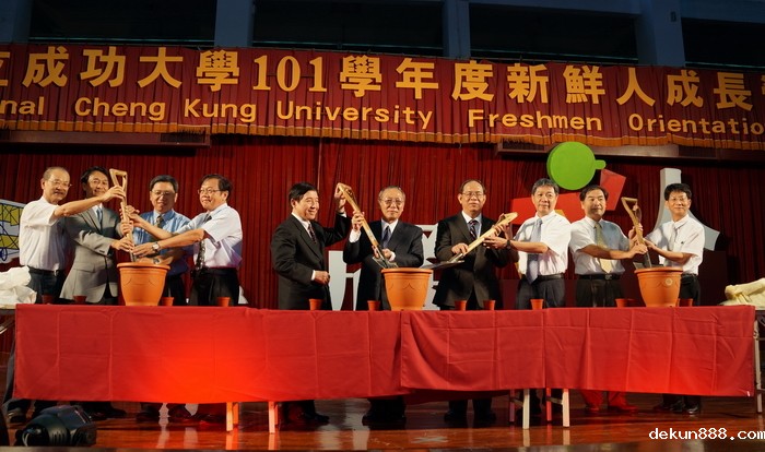 新利18软件官网新鮮人 成功登大人 校長黃煌煇說EQ比IQ更重要，成功的人都是跟別人有很好的互動圖片