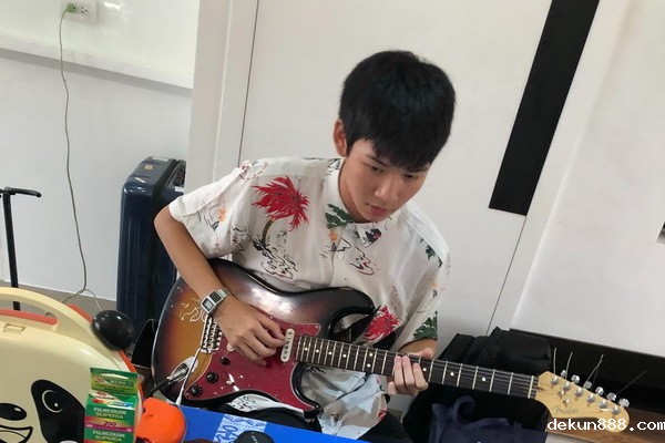 新利18软件官网不分系準新生黃聖球在音樂創作、演戲都有不錯成績。